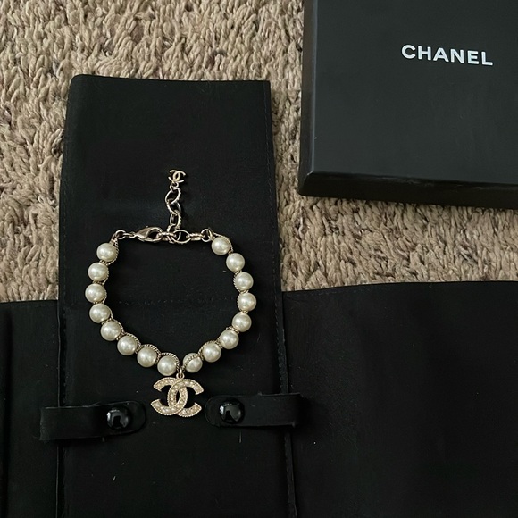 Chanel Pearl Bracelet - Picture 3 of 11